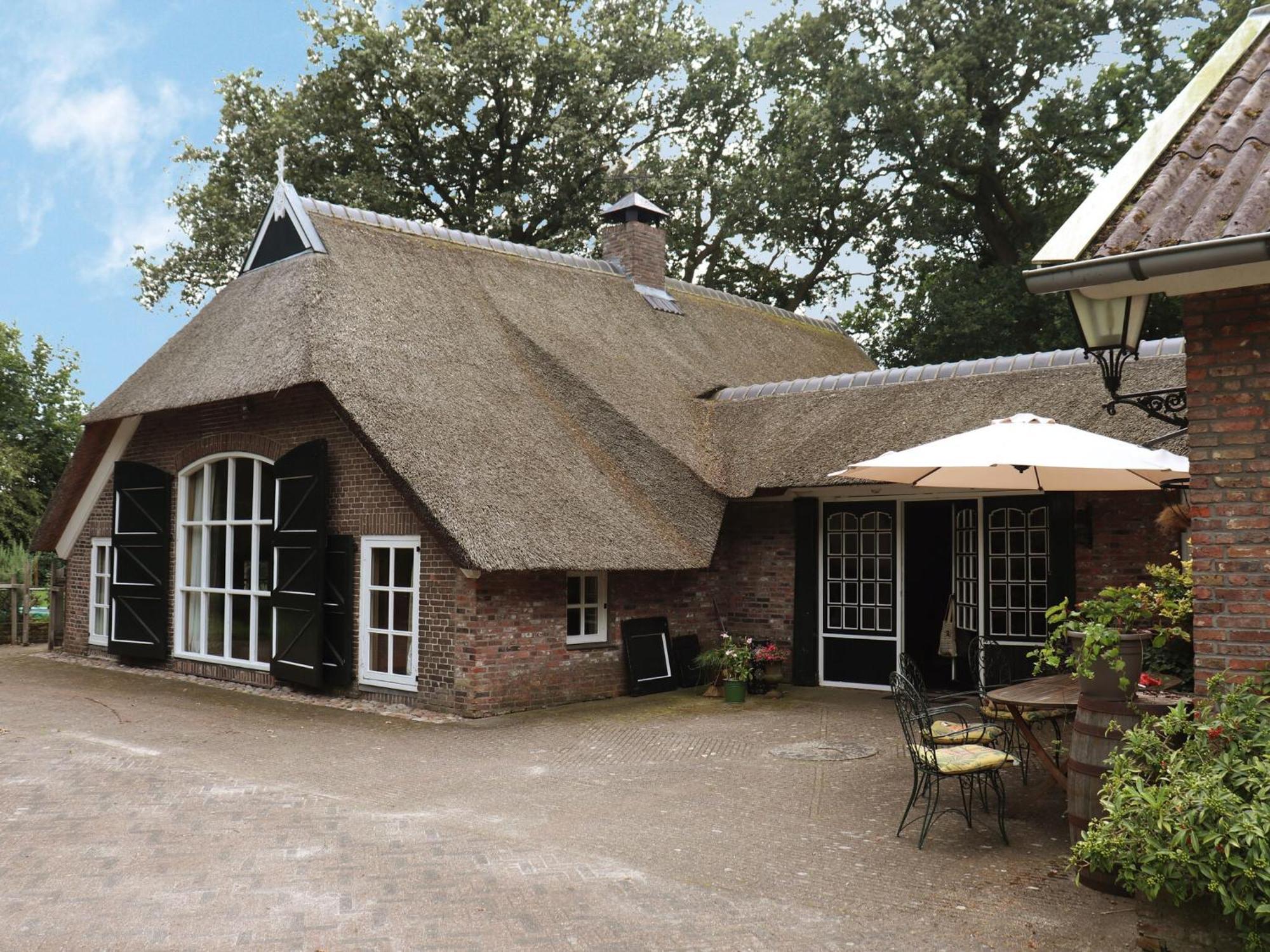 Villa On An Estate In Rheezerveen With Garden Exterior foto
